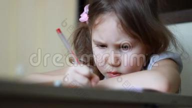 小女孩在桌子上写了一封信。 孩子做家庭作业。 学前教育，<strong>培训</strong>，<strong>绘画</strong>..